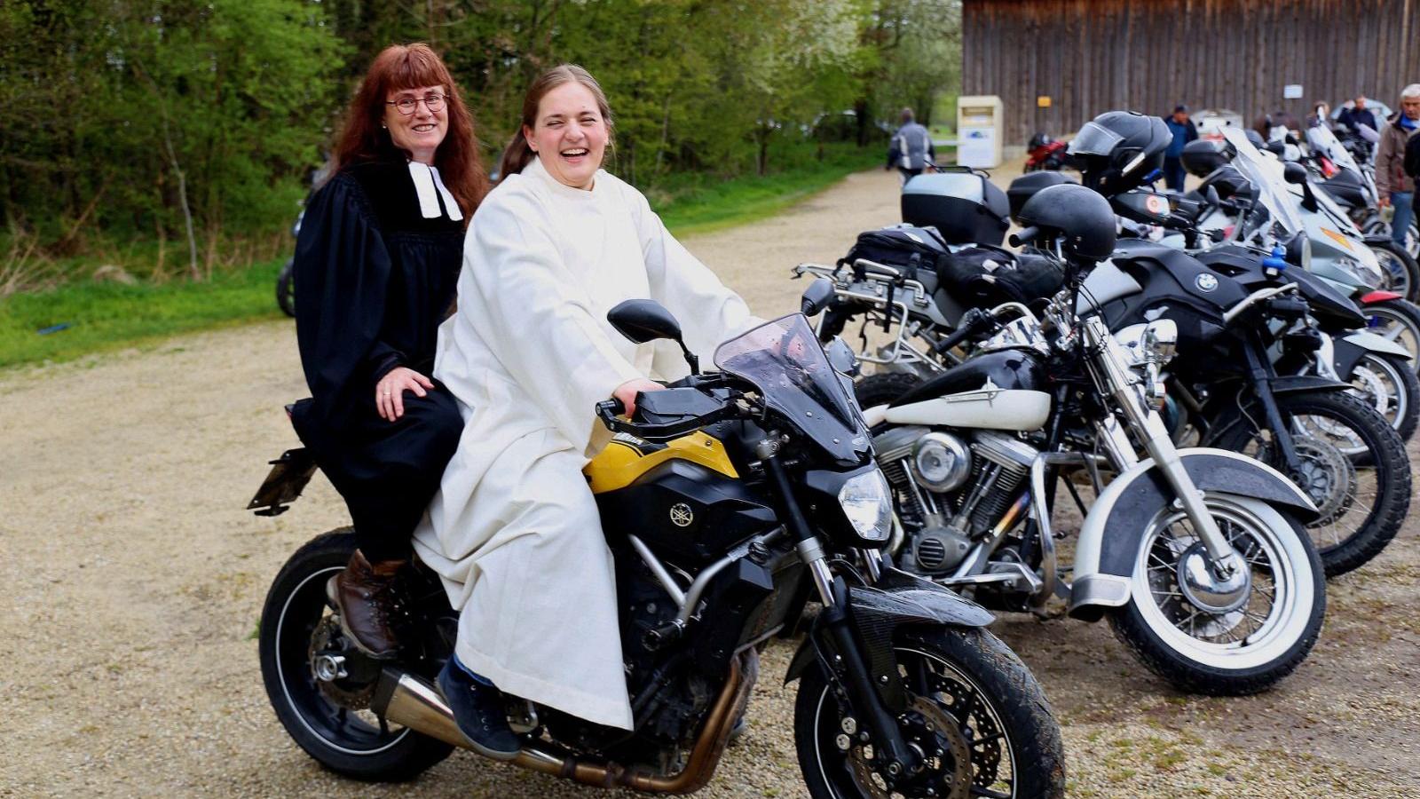 BS71.7_Motorrad-GD_Lindner_Bautz_Bikerinnen