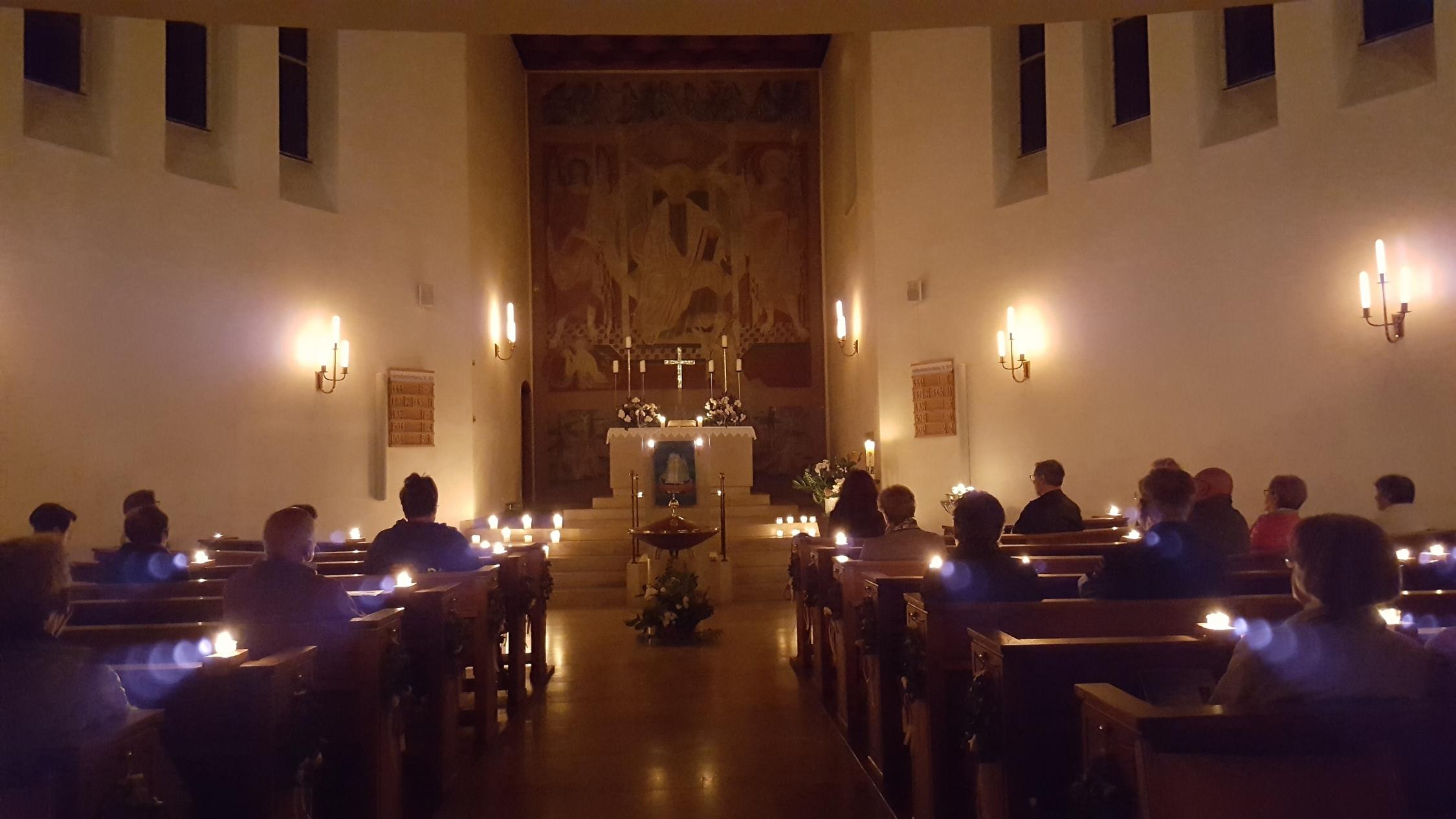 Dreieinigkeitskirche im Kerzenlicht