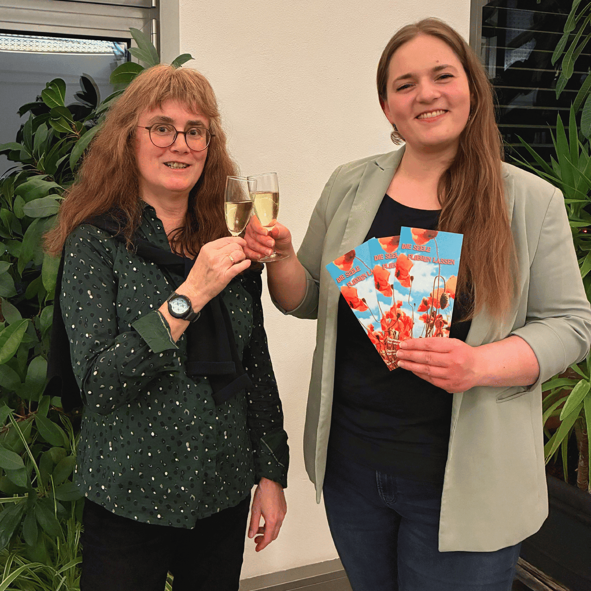 Pfarrerin Anja Bautz (links) und Susanne Lindner stoßen auf ein erfolgreiches Jahr 2025 für die Ökumenische Kur- und Urlauberseelsorge Bad Staffelstein an.