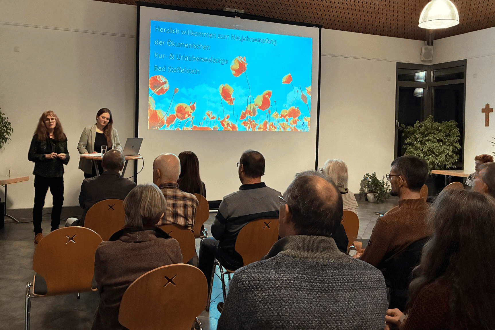 Im Evangelischen Gemeindehaus in Bad Staffelstein lieferten die beiden Seelsorgerinnen sehr positive Teilnehmerzahlen für 2025.