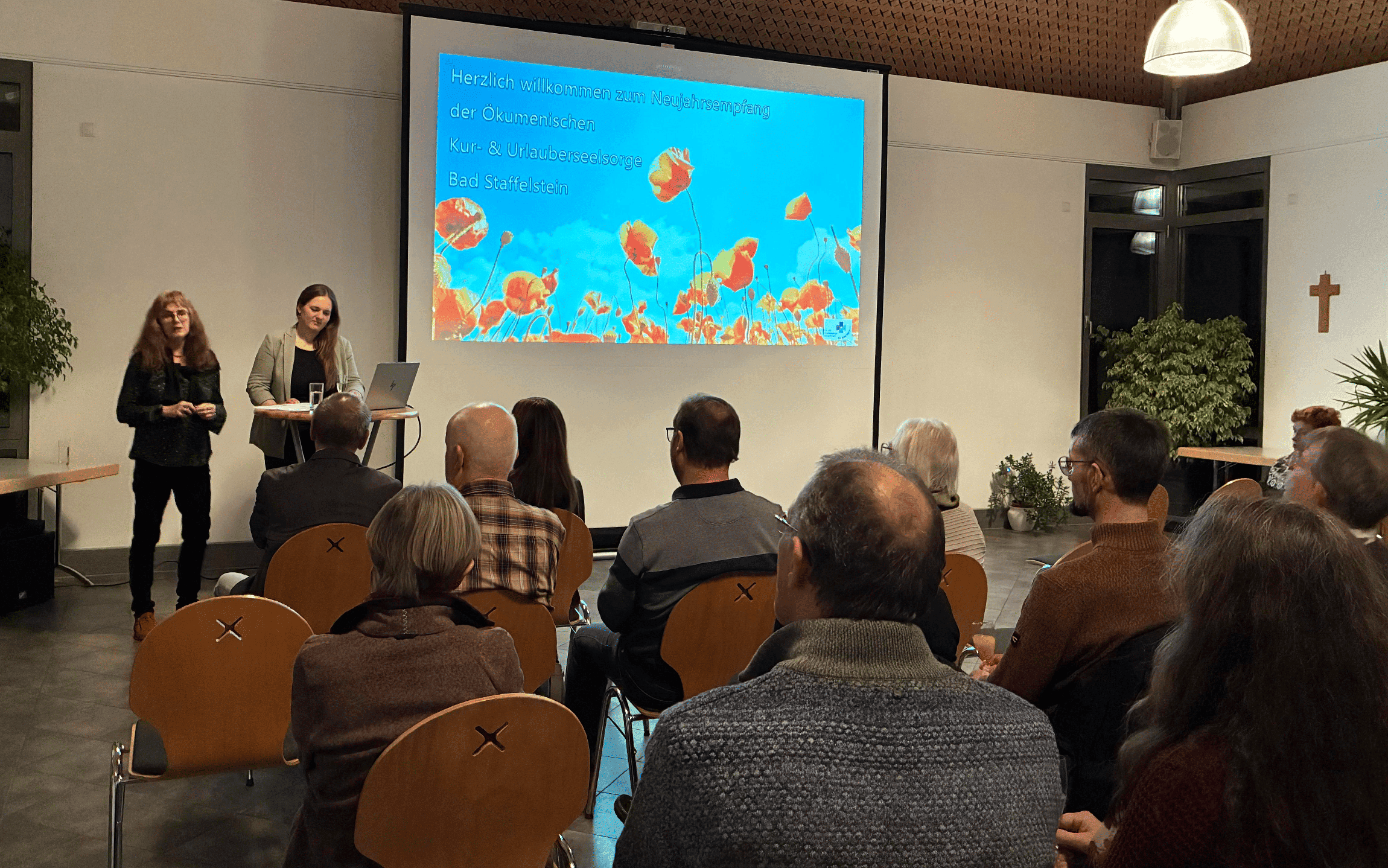 Im Evangelischen Gemeindehaus in Bad Staffelstein lieferten die beiden Seelsorgerinnen sehr positive Teilnehmerzahlen für 2025.