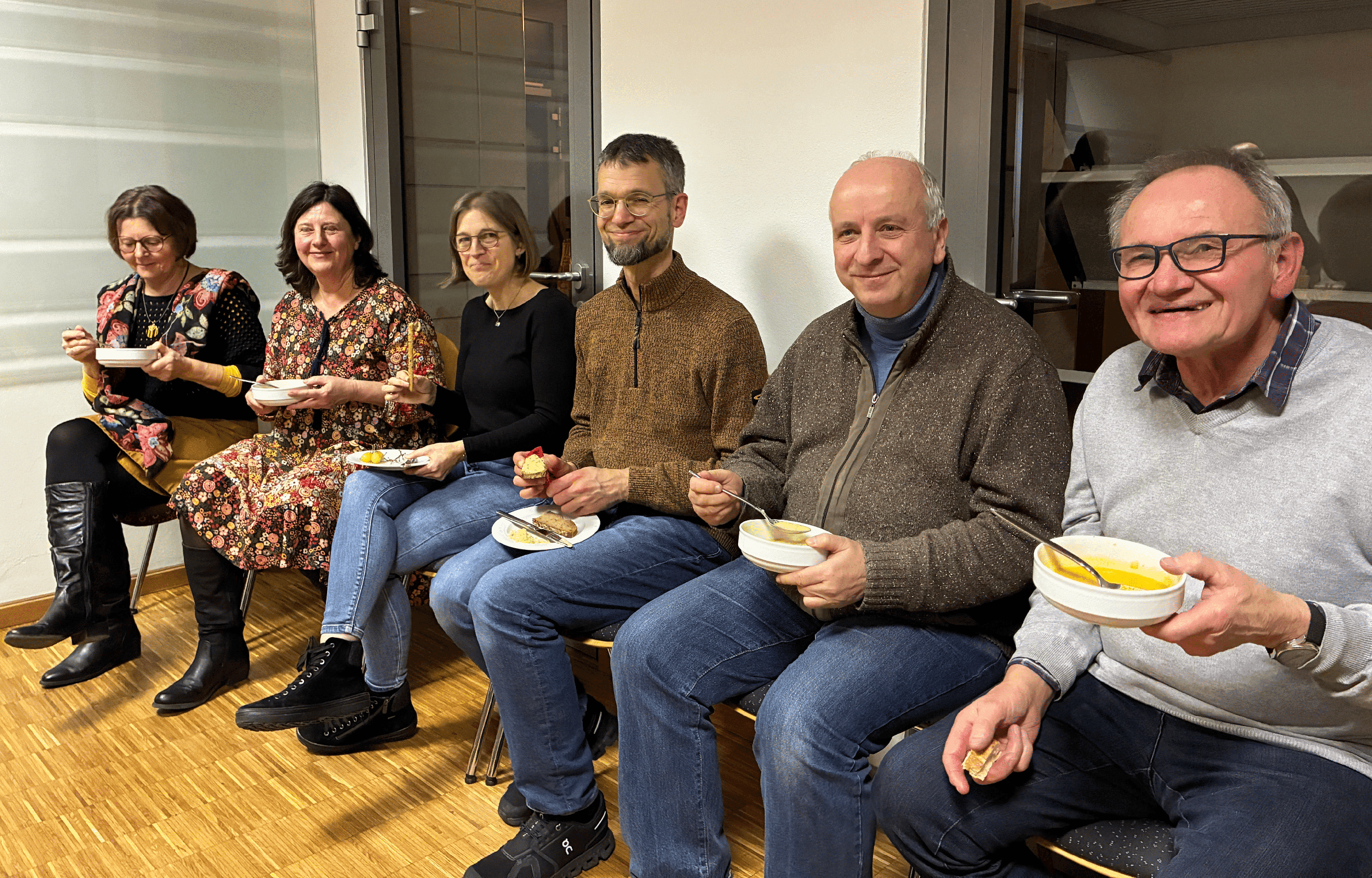 Nach dem Empfang erwartete die Gäste ein leckeres, selbstgemachtes Buffet. Mit dabei die beiden Pilgerbegleiter Anton Billinger (rechts) und Bettina Mark (Zweite von links) sowie Pater Maximilian aus Vierzehnheiligen, der regelmäßig mit der Kur- und Urlauberseelsorge kooperiert (Zweiter von rechts).